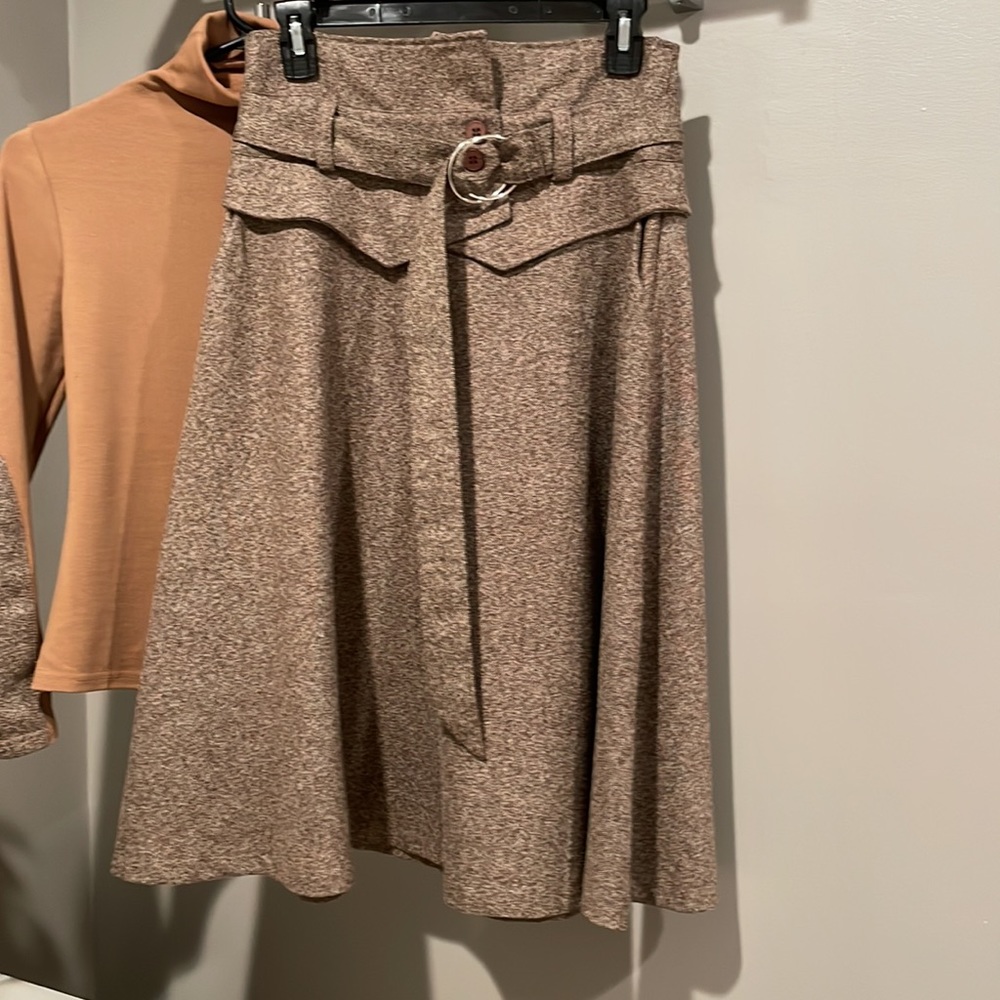 GORGEOUS SET Skirt and Top - Picture 4 of 16